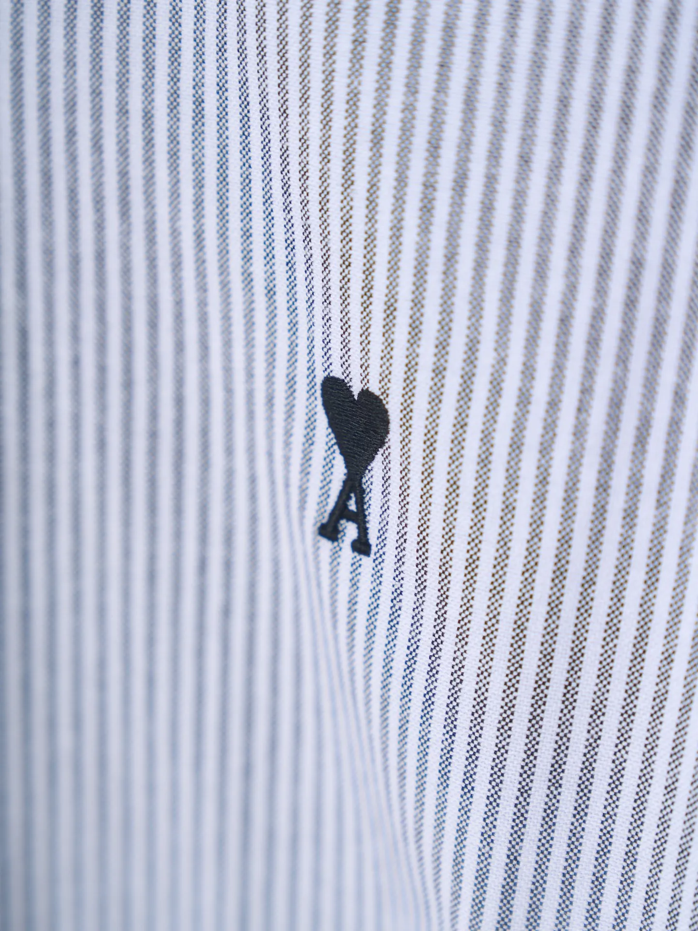 [Real auction] Ami/Ami Paris black label love embroidered striped long-sleeved shirt [In Stock] 39 40 41 42 Customized harp pattern combed Oxford spinning, tight and smooth, comfortable and close to the skin, the ultimate collision of black and white, using stripes as brushstrokes to measure elegance and sharpness. Black silk thread dances on the chest with the iconic love embroidery, engraved with French romantic code French laziness meets striped order. The sense of order in stripes will give you an aura of control over the overall situation. Black and White woven gentleman's knot reveals a sense of luxury in the subtleties. The beauty of layers is all in the stripes. Using imported machine embroidery technology. Using advanced computer control systems and precision mechanical components to realize Ami's love embroidery work. High precision. Smooth and delicate lines. Three-dimensional tailoring of the human body. Return to traditional craft techniques. Techniques of segmentation, folding, shrinking and stretching. The so-called slow work and careful work are the respect for the material and the pursuit of hand feel. The workmanship is complex and tedious, slow in aging and high in loss. The fabrics have been sand washed to have a better hand feel and texture. It is not easy to deform, not easy to shrink, not easy to fade, and maintains long-term beauty and loose fit.